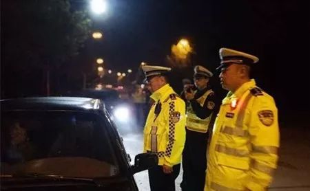 高速交警動(dòng)用破胎器威懾暴力闖卡，路虎車被瞬間破胎